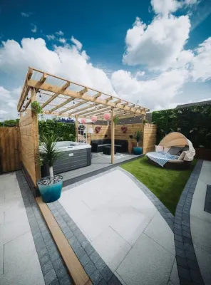 Cosy Hot Tub Getaway Bungalow Hotel di Armagh