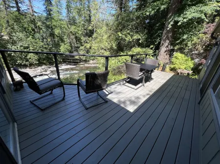 Summer Dreams Come True at the River House Retreat! 10 Min to Battle Ground,