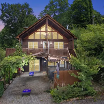 Pet and Family Friendly Luxury Cabin with Hot Tub and Mountain Views
