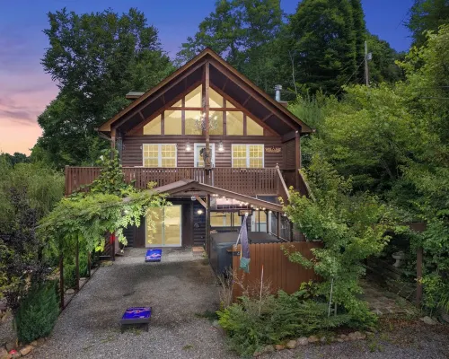 Pet and Family Friendly Luxury Cabin with Hot Tub and Mountain Views Hotels in Yancey County