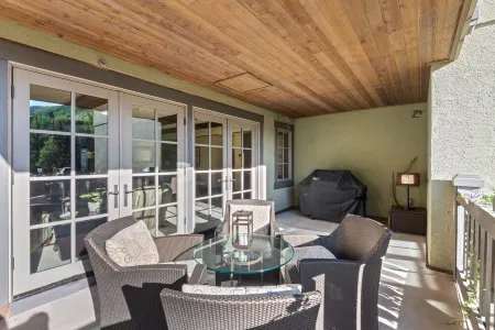 One Willow Bridge Road residence W27 Отели рядом с достопримечательностью «Dr. Scott Raub, DO»