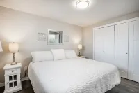 Cute Birch Bay Condo w King bed & Hot Tub - 107