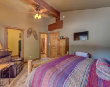 Pristine 4 seasons cabin with 9 beds & hot tub