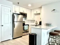 Quiet & Peaceful 1 Bedroom, Walk to Shops &Restaurants, Beach 5 Min. Away!