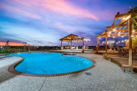 Texas Farmhouse on 10 Acres with  private Pool and Hot Tub Spa