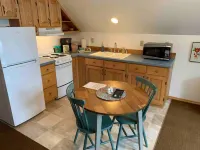 The Little Green Apt. cute, cozy and lots of light. Perfect for 2 or solo