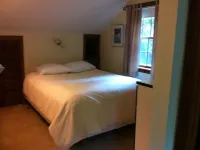 Sunny , cozy 1-bedroom, wooded, private, central Island location, close to ocean