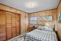 Peaceful cabin with a lovely view of the TN river---the PERFECT weekend getaway! Hotels in Humphreys County