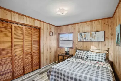 Peaceful cabin with a lovely view of the TN river---the PERFECT weekend getaway!