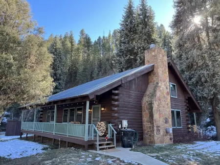 Spruce Moose Lodge: creek-front rustic cabin in the San Juan National Forest