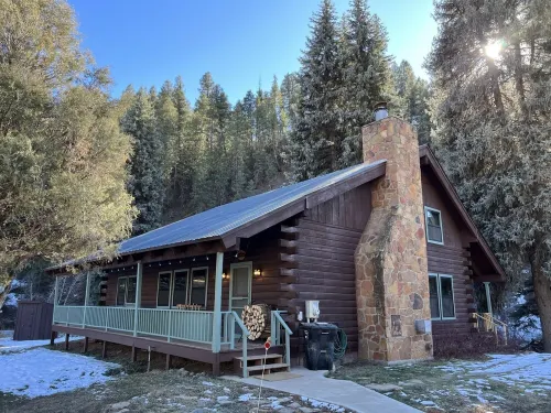 Spruce Moose Lodge: creek-front rustic cabin in the San Juan National Forest