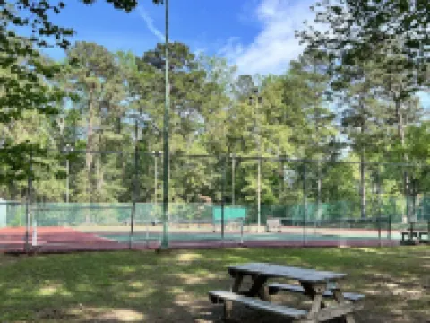 2Br Getaway-  2 Min. Walk to Lake Livingston and Marina