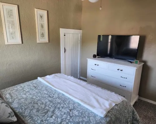Cozy family friendly home nestled in the bluffs just steps from the Mississippi! Hotels in Mendon