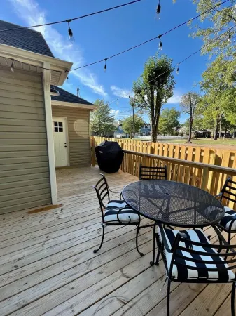 Cute & Cozy Downtown Cottage - Biking, Burgers, & Trails nearby Отели в г. Роджерс