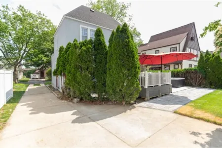 17 Mins from UBS Arena /Hot tub/Game Room/King Bed