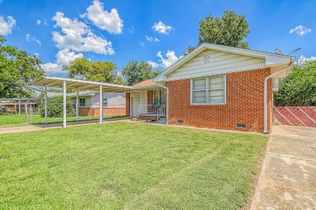 Oklahoma Themed 3 BED with lots of parking!   SHORT OR EXTENDED STAY! Отели рядом с достопримечательностью «STASH»