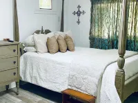 The Little Manor on 7th, secluded cottage moments from Historic Downtown Laurel Hotels in Laurel
