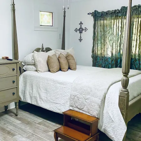The Little Manor on 7th, secluded cottage moments from Historic Downtown Laurel