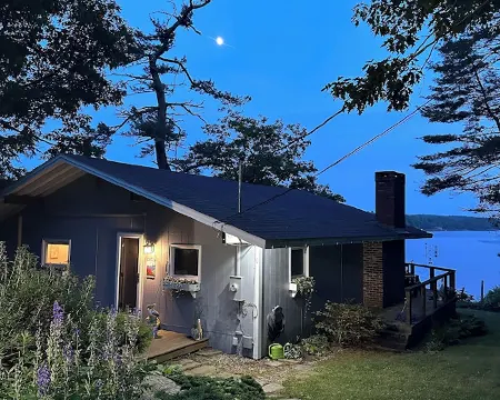 Edgecomb Maine.  Close to Boothbay & Wiscasset.  Very private and relaxing. Hotels in Edgecomb