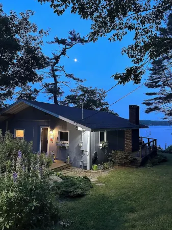 Edgecomb Maine.  Close to Boothbay & Wiscasset.  Very private and relaxing.