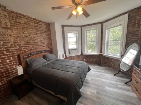 Vibrant 2 bedroom Home by the Hill Отели рядом с достопримечательностью «Парк Клифтон Хайтс»