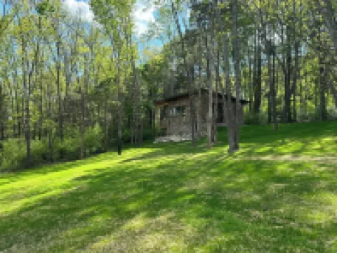 The Bird House - Brand New, 3.5 Miles from VT, Privacy, Tile Shower, King Bed.