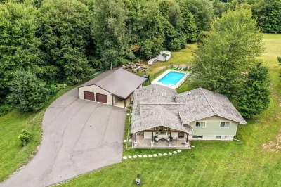 Home in Dowagiac with private pool Hotels near Wounded Minnow Saloon