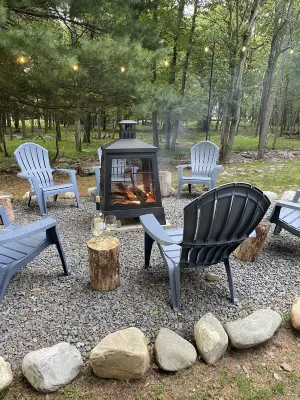 Cozy Chalet Near Lake: BBQ, Fire Pit, Beautiful Fall Foliage & Hot Tub