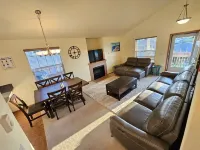 Single-Level Retreat-BBQ & King Bed!! Tesla Charger & Wifi! Pet-Friendly! Hotel a Rockaway Beach