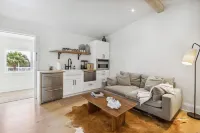 Charming Studio Loft C / Steps to Beach & Dining