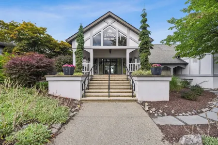 Hopskip Retro Chalet • Firepit • Deck • Gas Grill • Indoor Pools & Tennis-Pickle