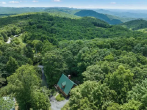 Cabin Near Br/Boone, Fire Pit, Wifi, Secluded, Nearby Hikes, and Views!!