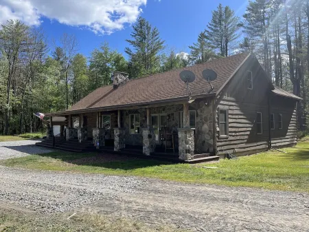 Rustic Log Cabin on private horse farm!