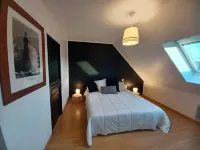 WATERFRONT HOUSE, 50 M FROM THE BEACH Hotels in Plouneour-Trez