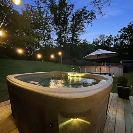 Luxe Mountain Getaway, Fire Pit,Arcade, Hot Tub, Near Lake Minnewaska