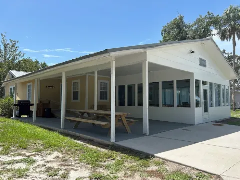 NEW in Suwannee 5-bedroom with 11+ beds with Free boat slip and trailer parking Hotels in Dixie County
