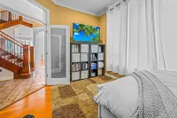 Huge home on 10 acres with Hot tub/Sauna & Privacy