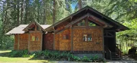 North Cascades Getaway – Off-Grid Riverside Cabin with Wood-Fired Hot Tub