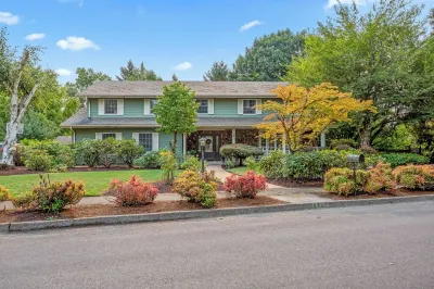 Welcome to The Nest,  there's plenty of room for the whole flock near Autzen! Các khách sạn gần Museum of Natural and Cultural History