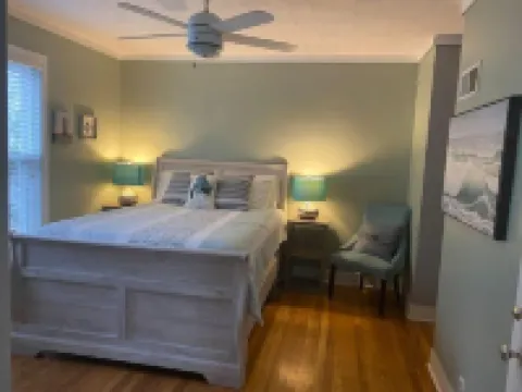 #1 cozy 1-Bdrm suite downtown with parking