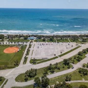 : Sandy Feet Retreat: Walk to the Beach! :