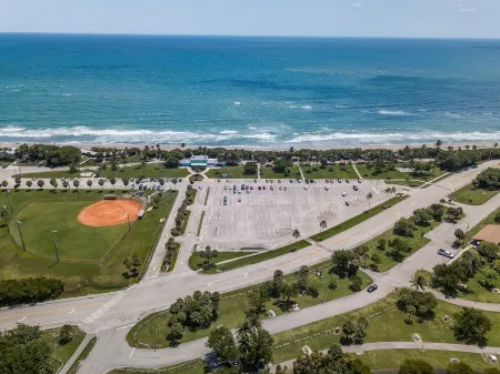 : Sandy Feet Retreat: Walk to the Beach! :