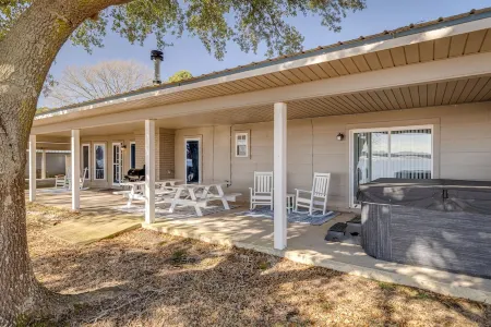 Lake Front | 2 Boat Slips | Hot Tub | Game room Отели в г. Юнион Пэриш