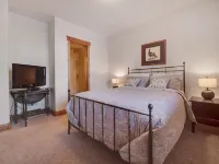 LUXURY HIGHLANDS HOME! Ten Mile Views, Lake View, Hot tub, Pool table, Foosball