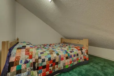 Cozy Mountain Getaway - 2 Bedroom + Loft