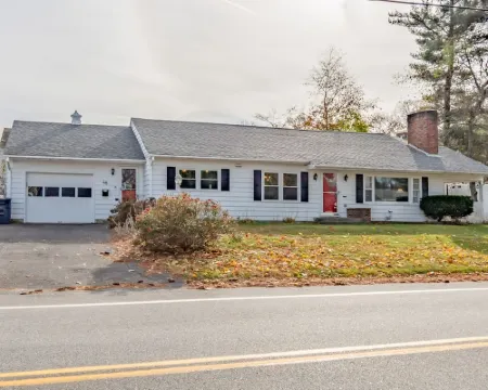 A spacious modern elegant 3 bedroom Ranch, Whole House located in South Nashua. Hotels in Nashua