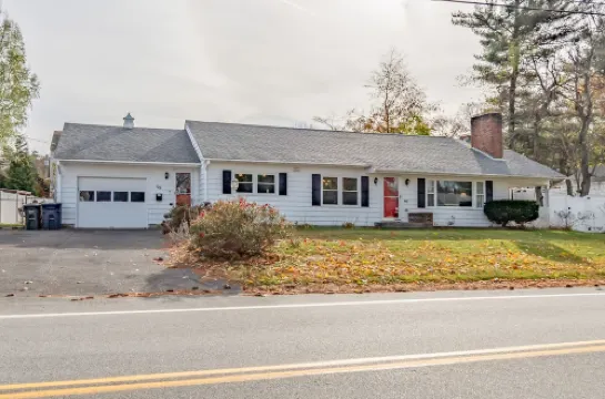 A spacious modern elegant 3 bedroom Ranch, Whole House located in South Nashua.