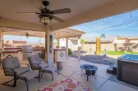 Large oasis backyard with Hot Tub, misters & built in BBQ Grill. 3B2B Southside