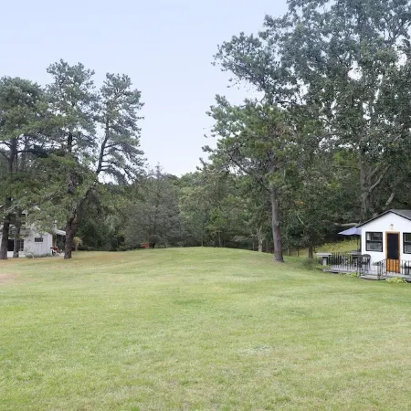 Small One Bedroom Private Cottage on Large Quiet Property.