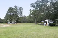Small One Bedroom Private Cottage on Large Quiet Property.